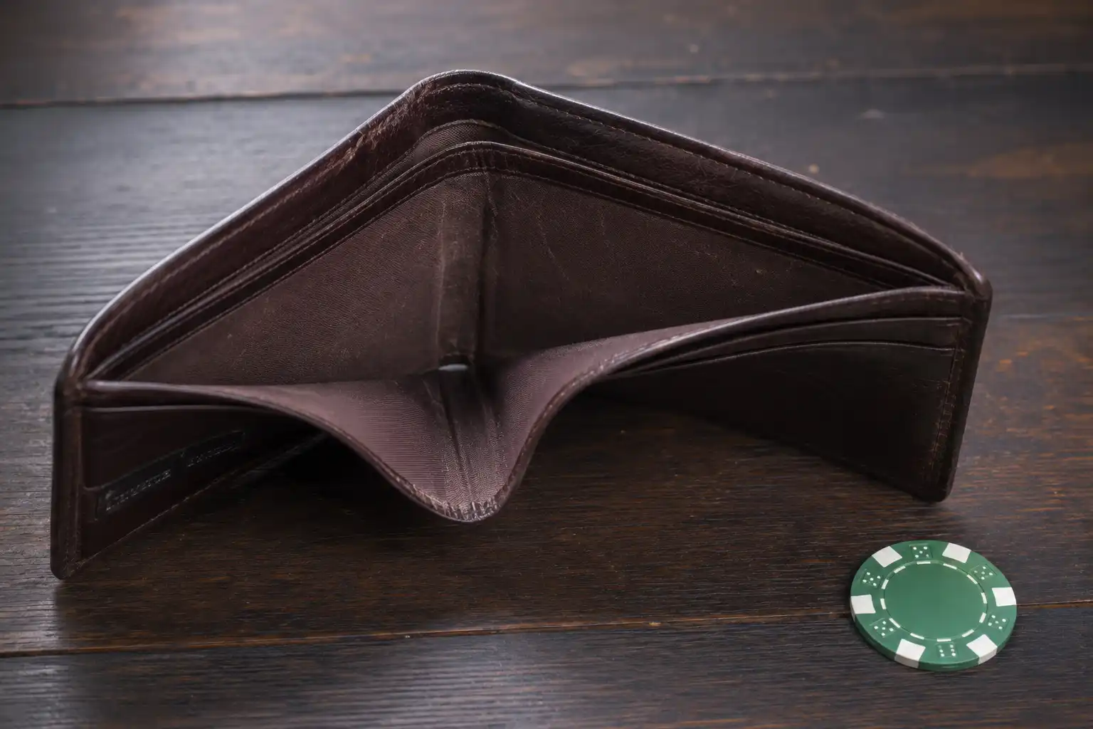 Illustration of an empty wallet beside a casino chip representing the Betti Casino no deposit bonus question